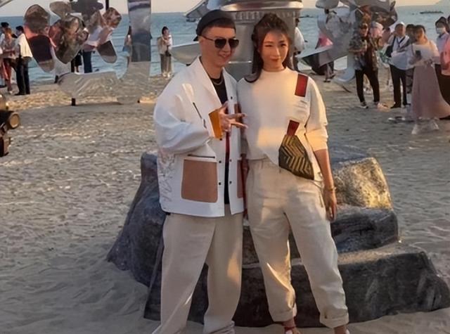 孙红雷带娇妻走红毯!女方一脸尴笑表现紧张,穿粉色纱裙身材出众休闲区蓝鸢梦想 - Www.slyday.coM 孙红雷带娇妻走红毯!女方一脸尴笑表现紧张,穿粉色纱裙身材出众休闲区蓝鸢梦想 - Www.slyday.coM