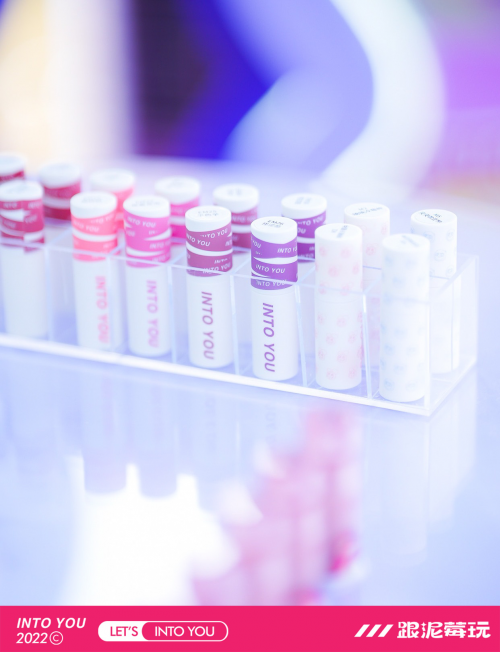 INTO YOU x草莓音乐节,跟泥莓玩,嗨翻夏日!休闲区蓝鸢梦想 - Www.slyday.coM INTO YOU x草莓音乐节,跟泥莓玩,嗨翻夏日!休闲区蓝鸢梦想 - Www.slyday.coM