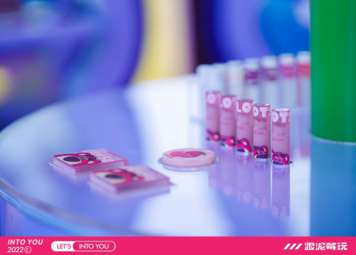 INTO YOU x草莓音乐节,跟泥莓玩,嗨翻夏日!休闲区蓝鸢梦想 - Www.slyday.coM INTO YOU x草莓音乐节,跟泥莓玩,嗨翻夏日!休闲区蓝鸢梦想 - Www.slyday.coM