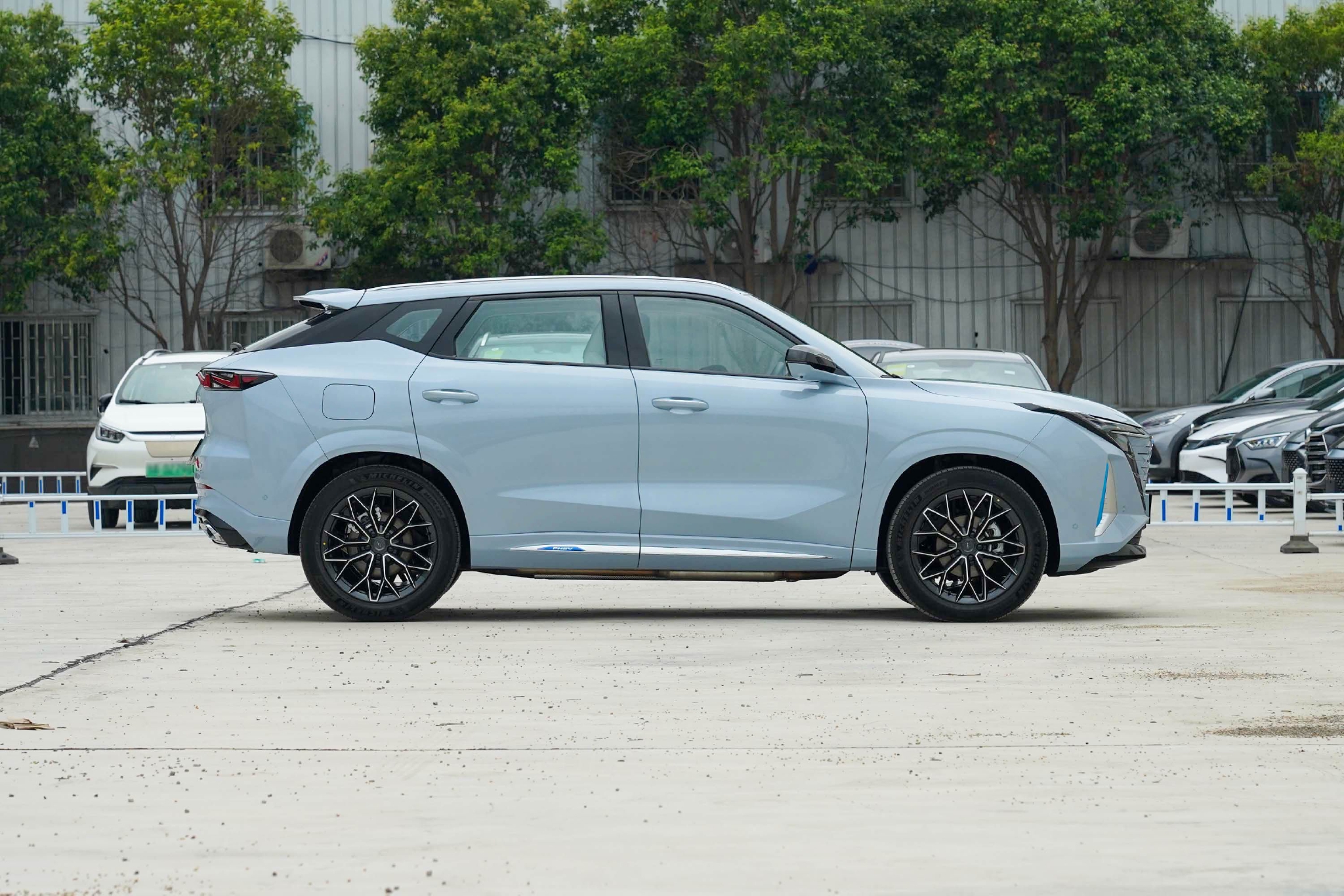 新能源SUV新选择 欧尚Z6 iDD对比比亚迪宋PLUS DM-i