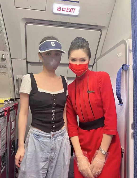 阿娇路边买水果被偶遇!身上挂一个10万小包,穿吊带瘦到似纸片人休闲区蓝鸢梦想 - Www.slyday.coM 阿娇路边买水果被偶遇!身上挂一个10万小包,穿吊带瘦到似纸片人休闲区蓝鸢梦想 - Www.slyday.coM