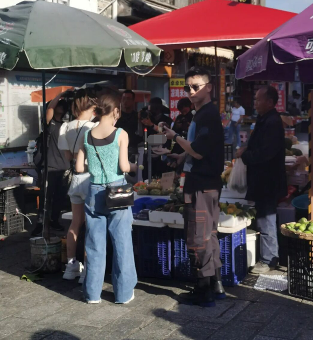 阿娇路边买水果被偶遇!身上挂一个10万小包,穿吊带瘦到似纸片人休闲区蓝鸢梦想 - Www.slyday.coM 阿娇路边买水果被偶遇!身上挂一个10万小包,穿吊带瘦到似纸片人休闲区蓝鸢梦想 - Www.slyday.coM