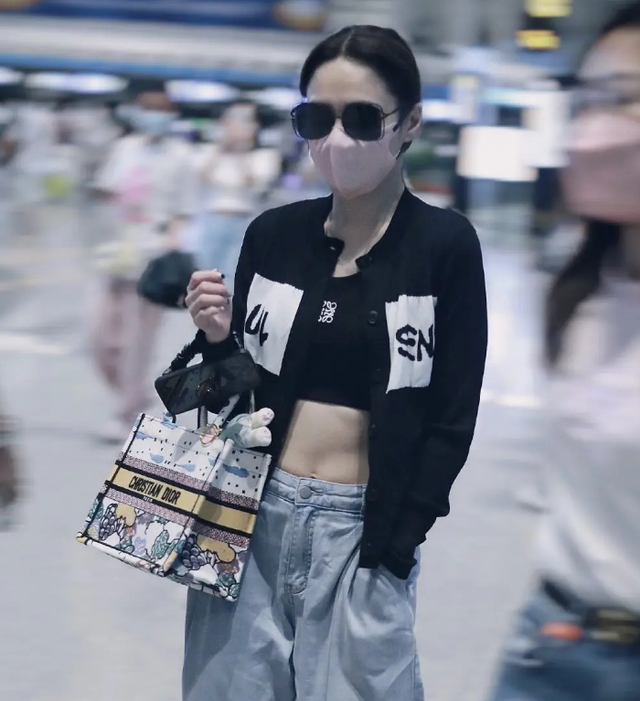 阿娇路边买水果被偶遇!身上挂一个10万小包,穿吊带瘦到似纸片人休闲区蓝鸢梦想 - Www.slyday.coM 阿娇路边买水果被偶遇!身上挂一个10万小包,穿吊带瘦到似纸片人休闲区蓝鸢梦想 - Www.slyday.coM