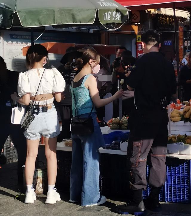 阿娇路边买水果被偶遇!身上挂一个10万小包,穿吊带瘦到似纸片人休闲区蓝鸢梦想 - Www.slyday.coM 阿娇路边买水果被偶遇!身上挂一个10万小包,穿吊带瘦到似纸片人休闲区蓝鸢梦想 - Www.slyday.coM