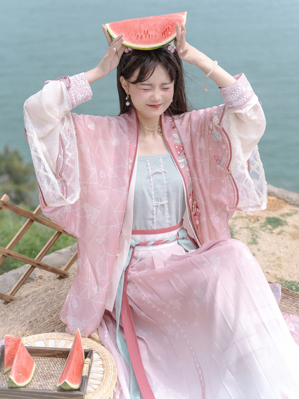 今年内娱最火的是谁?顶流女明星玲娜贝儿!来看如何一秒获得女明星同款穿搭!休闲区蓝鸢梦想 - Www.slyday.coM 今年内娱最火的是谁?顶流女明星玲娜贝儿!来看如何一秒获得女明星同款穿搭!休闲区蓝鸢梦想 - Www.slyday.coM