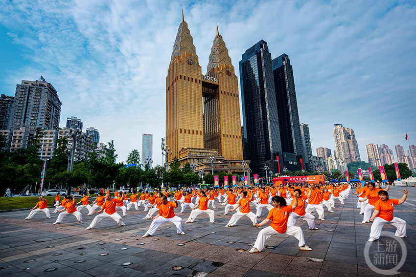 《太極神功》 我愛重慶 精彩一日，200余名太極愛好者在南濱路煙雨廣場表演。肖志洪 攝