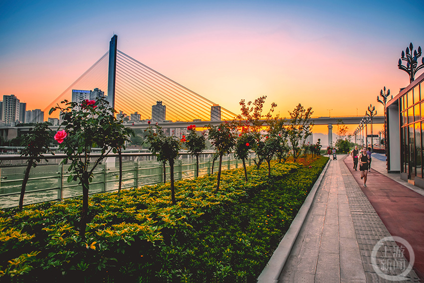 《北濱路變健身道》 新近建成的北濱路提升工程成為市民健身休閑好去處。肖志洪 攝