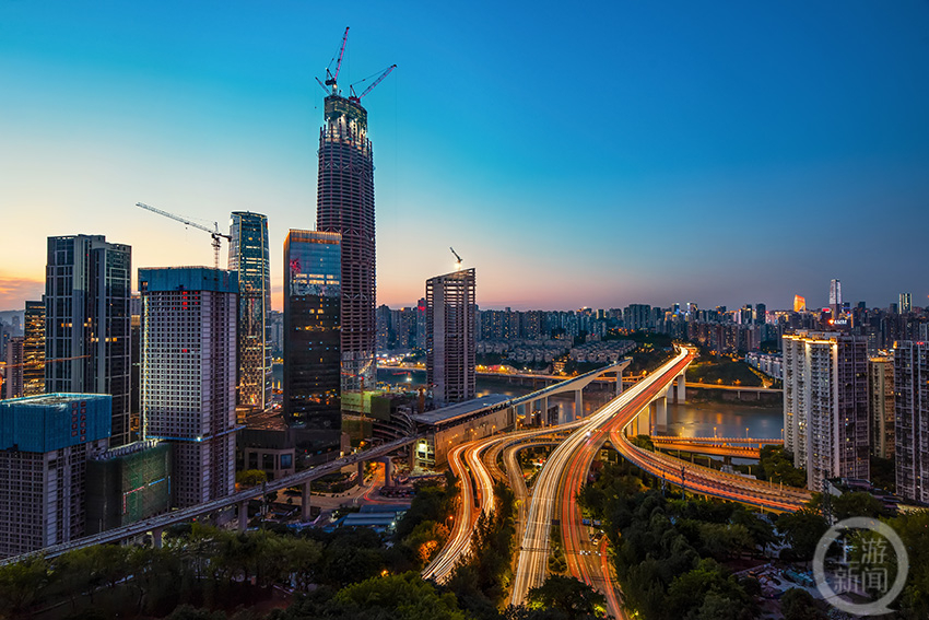 《重慶第一樓英姿》 重慶陸海國際中心以一百層458米的高度傲立嘉華大橋頭。肖志洪 攝