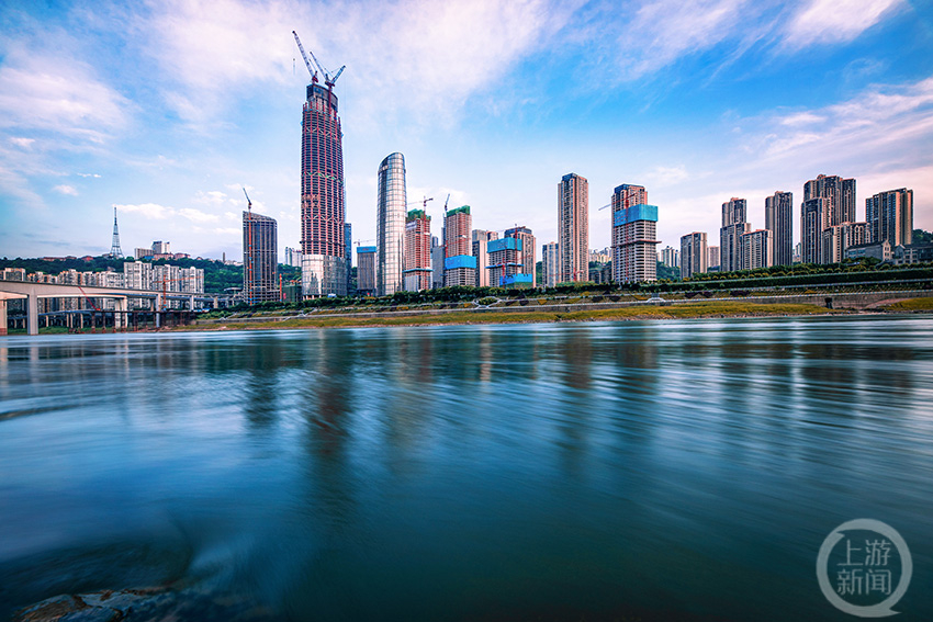 《崛起的化龍橋片區(qū)》 以陸海國際中心和重慶天地為代表的化龍橋片區(qū)高樓林立。肖志洪 攝