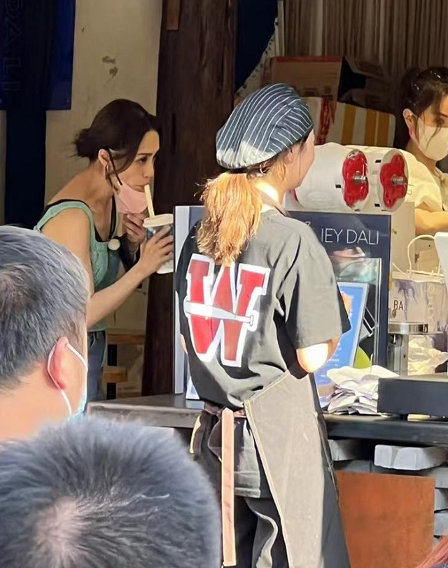 阿娇路边买水果被偶遇!身上挂一个10万小包,穿吊带瘦到似纸片人休闲区蓝鸢梦想 - Www.slyday.coM 阿娇路边买水果被偶遇!身上挂一个10万小包,穿吊带瘦到似纸片人休闲区蓝鸢梦想 - Www.slyday.coM