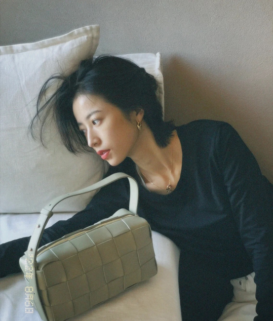 被周雨彤的随意风给惊艳了!这么简单的服装,居然搭配出别样肆意休闲区蓝鸢梦想 - Www.slyday.coM 被周雨彤的随意风给惊艳了!这么简单的服装,居然搭配出别样肆意休闲区蓝鸢梦想 - Www.slyday.coM