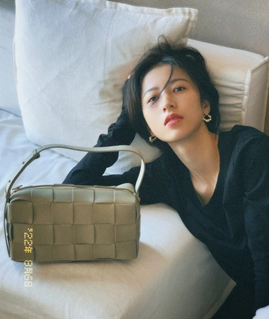 被周雨彤的随意风给惊艳了!这么简单的服装,居然搭配出别样肆意休闲区蓝鸢梦想 - Www.slyday.coM 被周雨彤的随意风给惊艳了!这么简单的服装,居然搭配出别样肆意休闲区蓝鸢梦想 - Www.slyday.coM