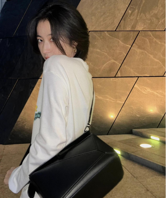 被周雨彤的随意风给惊艳了!这么简单的服装,居然搭配出别样肆意休闲区蓝鸢梦想 - Www.slyday.coM 被周雨彤的随意风给惊艳了!这么简单的服装,居然搭配出别样肆意休闲区蓝鸢梦想 - Www.slyday.coM