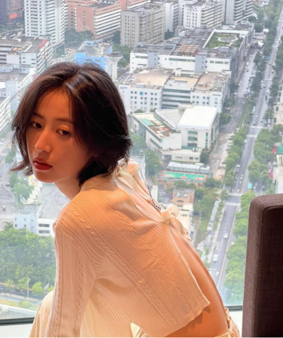 被周雨彤的随意风给惊艳了!这么简单的服装,居然搭配出别样肆意休闲区蓝鸢梦想 - Www.slyday.coM 被周雨彤的随意风给惊艳了!这么简单的服装,居然搭配出别样肆意休闲区蓝鸢梦想 - Www.slyday.coM