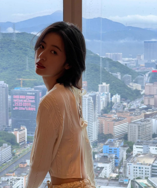 被周雨彤的随意风给惊艳了!这么简单的服装,居然搭配出别样肆意休闲区蓝鸢梦想 - Www.slyday.coM 被周雨彤的随意风给惊艳了!这么简单的服装,居然搭配出别样肆意休闲区蓝鸢梦想 - Www.slyday.coM