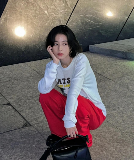 被周雨彤的随意风给惊艳了!这么简单的服装,居然搭配出别样肆意休闲区蓝鸢梦想 - Www.slyday.coM 被周雨彤的随意风给惊艳了!这么简单的服装,居然搭配出别样肆意休闲区蓝鸢梦想 - Www.slyday.coM