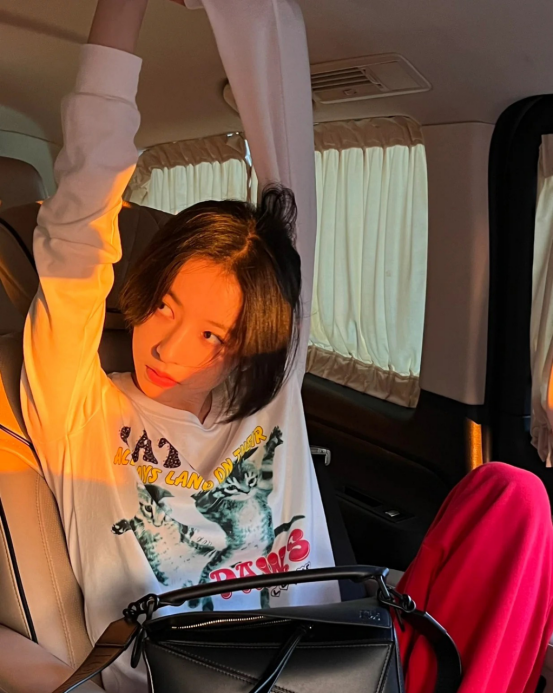 被周雨彤的随意风给惊艳了!这么简单的服装,居然搭配出别样肆意休闲区蓝鸢梦想 - Www.slyday.coM 被周雨彤的随意风给惊艳了!这么简单的服装,居然搭配出别样肆意休闲区蓝鸢梦想 - Www.slyday.coM