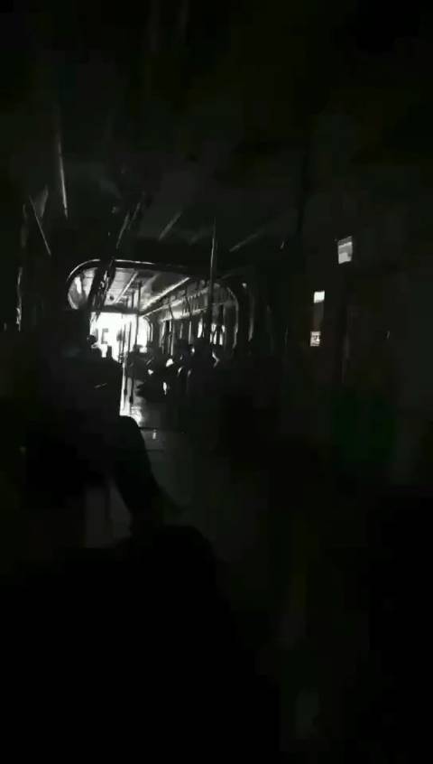 重庆/四川闹电荒，网传某地铁🚇直接关闭车厢照明灯