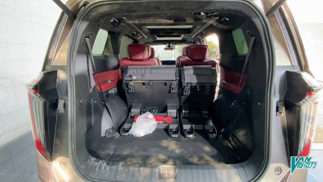 不少人说新一代M8的第三排座椅折叠不够好……