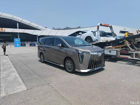 2022成都车展探馆：新一代传祺M8实车