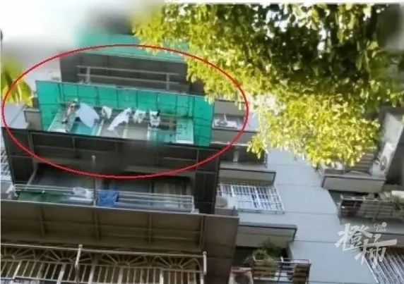 11岁男孩4楼扔块午餐肉,居然砸烂一辆车!扔肉的原因也找到了休闲区蓝鸢梦想 - Www.slyday.coM 11岁男孩4楼扔块午餐肉,居然砸烂一辆车!扔肉的原因也找到了休闲区蓝鸢梦想 - Www.slyday.coM