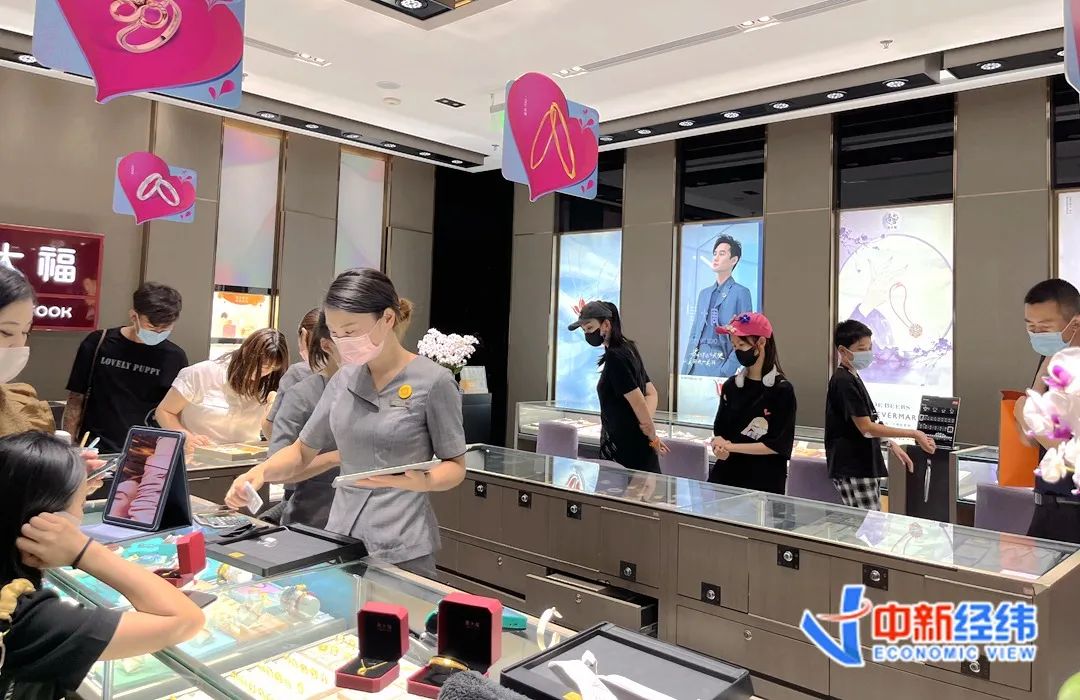 ▲8月22日晚,在北京某商场内,不少消费者选购黄金饰品。中新经纬闫淑鑫摄
