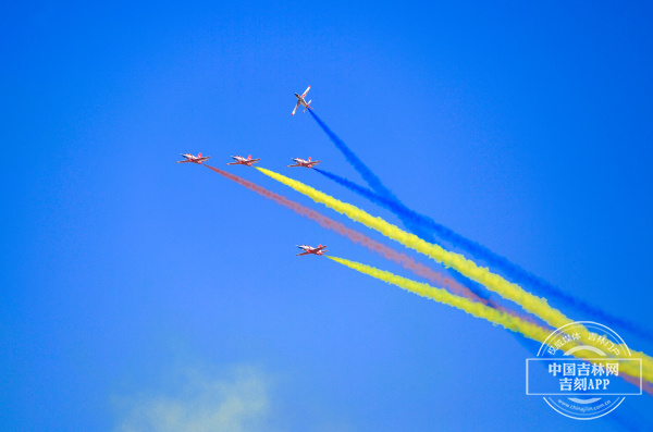 聚焦丨空军三大飞行表演队 将再次翱翔在长春上空休闲区蓝鸢梦想 - Www.slyday.coM 聚焦丨空军三大飞行表演队 将再次翱翔在长春上空休闲区蓝鸢梦想 - Www.slyday.coM