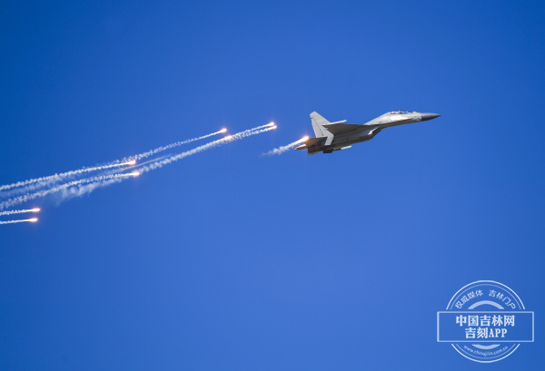 聚焦丨空军三大飞行表演队 将再次翱翔在长春上空休闲区蓝鸢梦想 - Www.slyday.coM 聚焦丨空军三大飞行表演队 将再次翱翔在长春上空休闲区蓝鸢梦想 - Www.slyday.coM