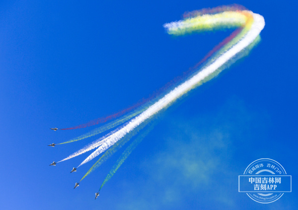 聚焦丨空军三大飞行表演队 将再次翱翔在长春上空休闲区蓝鸢梦想 - Www.slyday.coM 聚焦丨空军三大飞行表演队 将再次翱翔在长春上空休闲区蓝鸢梦想 - Www.slyday.coM