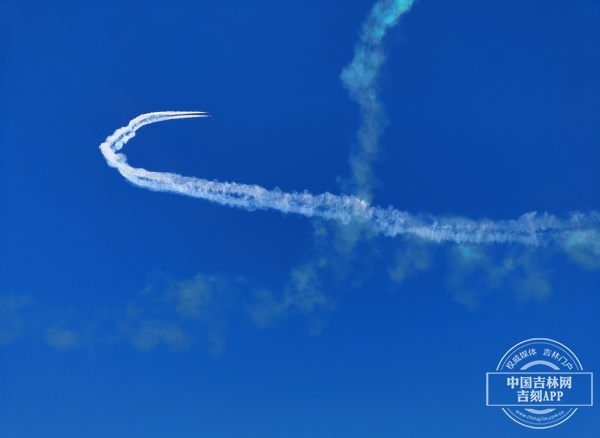 聚焦丨空军三大飞行表演队 将再次翱翔在长春上空休闲区蓝鸢梦想 - Www.slyday.coM 聚焦丨空军三大飞行表演队 将再次翱翔在长春上空休闲区蓝鸢梦想 - Www.slyday.coM