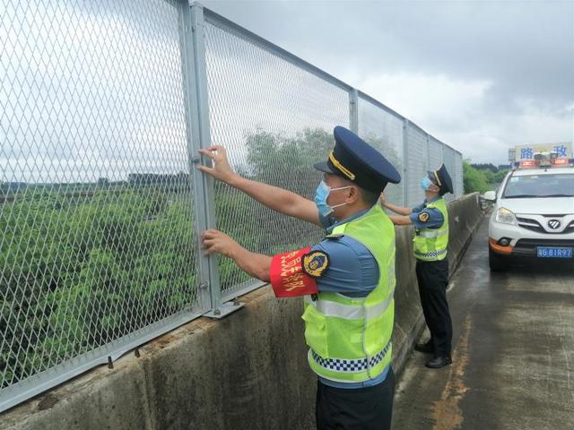 筑起“防风墙”!渝湛、湛徐高速全力应对台风“马鞍”休闲区蓝鸢梦想 - Www.slyday.coM 筑起“防风墙”!渝湛、湛徐高速全力应对台风“马鞍”休闲区蓝鸢梦想 - Www.slyday.coM
