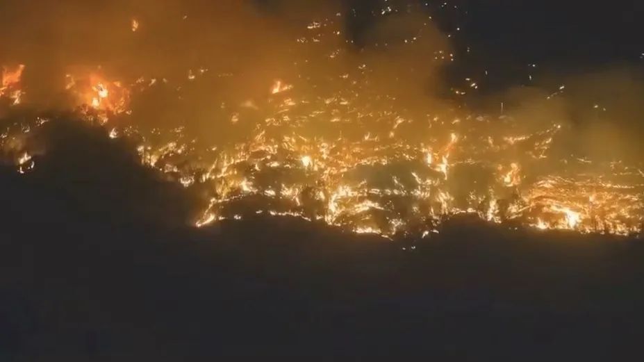 我在重庆山火现场,上千人参与救援休闲区蓝鸢梦想 - Www.slyday.coM 我在重庆山火现场,上千人参与救援休闲区蓝鸢梦想 - Www.slyday.coM