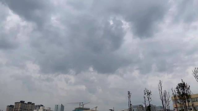 15秒欣赏成都今天雨做的云早晨起床拥抱凉爽挤眼今天成都的天空终于