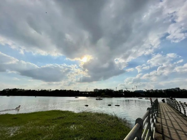 气温跳水!上海人都在操心30度穿啥?有人已戴上绒线帽!大闸蟹热瘦了!休闲区蓝鸢梦想 - Www.slyday.coM 气温跳水!上海人都在操心30度穿啥?有人已戴上绒线帽!大闸蟹热瘦了!休闲区蓝鸢梦想 - Www.slyday.coM