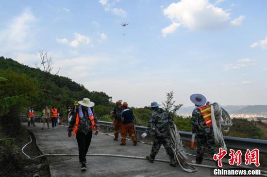 向火而行 直击重庆北碚山火中的“逆行者”休闲区蓝鸢梦想 - Www.slyday.coM 向火而行 直击重庆北碚山火中的“逆行者”休闲区蓝鸢梦想 - Www.slyday.coM