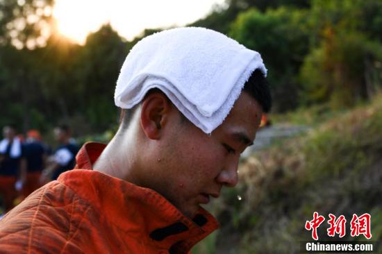 向火而行 直击重庆北碚山火中的“逆行者”休闲区蓝鸢梦想 - Www.slyday.coM 向火而行 直击重庆北碚山火中的“逆行者”休闲区蓝鸢梦想 - Www.slyday.coM