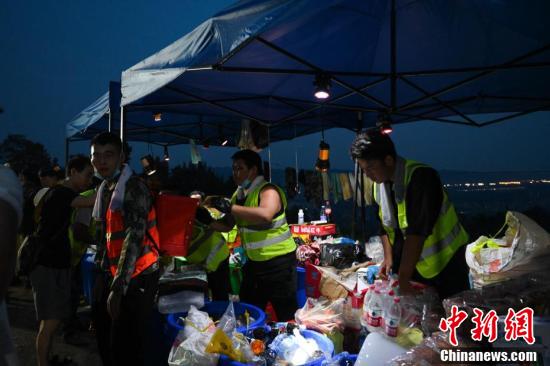 向火而行 直击重庆北碚山火中的“逆行者”休闲区蓝鸢梦想 - Www.slyday.coM 向火而行 直击重庆北碚山火中的“逆行者”休闲区蓝鸢梦想 - Www.slyday.coM