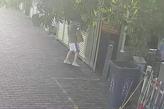 继两箱冷饮后,杭州一乘客又把一封带着味道的表扬信送到了公交站休闲区蓝鸢梦想 - Www.slyday.coM 继两箱冷饮后,杭州一乘客又把一封带着味道的表扬信送到了公交站休闲区蓝鸢梦想 - Www.slyday.coM