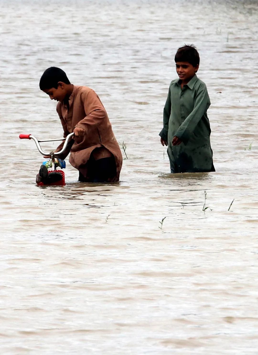 当地时间2022年8月25日，巴基斯坦Nawabshah，暴雨过后，洪水淹没了大部分道路。图源：澎湃影像