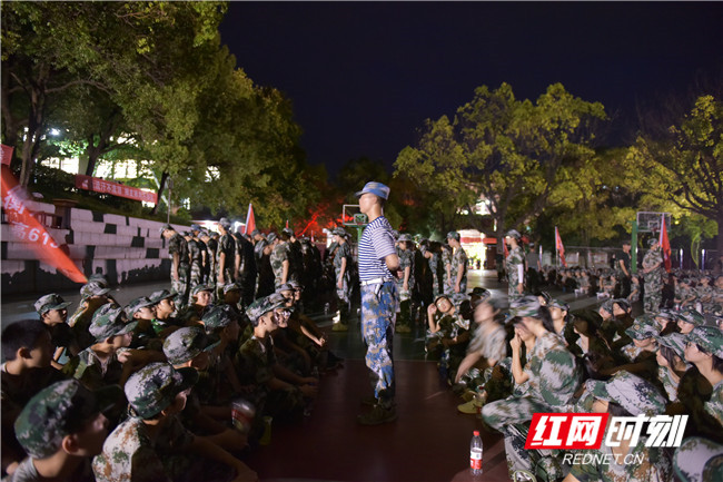 他们竟然晚上军训?学长调侃:这怎么晒得黑!休闲区蓝鸢梦想 - Www.slyday.coM 他们竟然晚上军训?学长调侃:这怎么晒得黑!休闲区蓝鸢梦想 - Www.slyday.coM