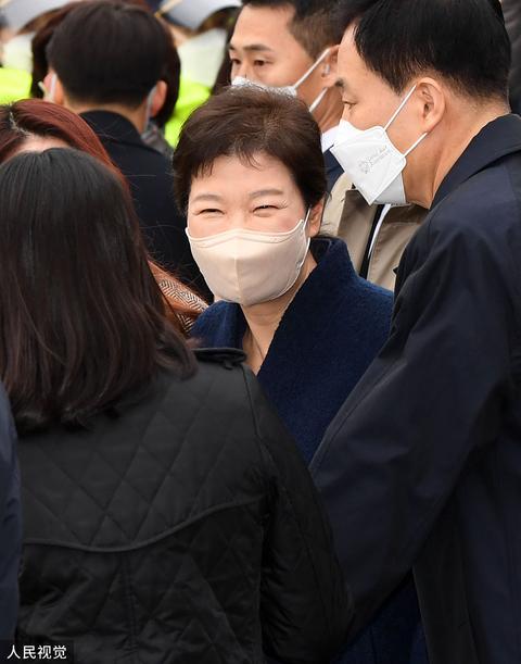 朴槿惠3月24日出院,面带微笑。(资料图)