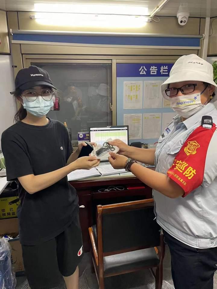 继两箱冷饮后,杭州一乘客又把一封带着味道的表扬信送到了公交站休闲区蓝鸢梦想 - Www.slyday.coM 继两箱冷饮后,杭州一乘客又把一封带着味道的表扬信送到了公交站休闲区蓝鸢梦想 - Www.slyday.coM