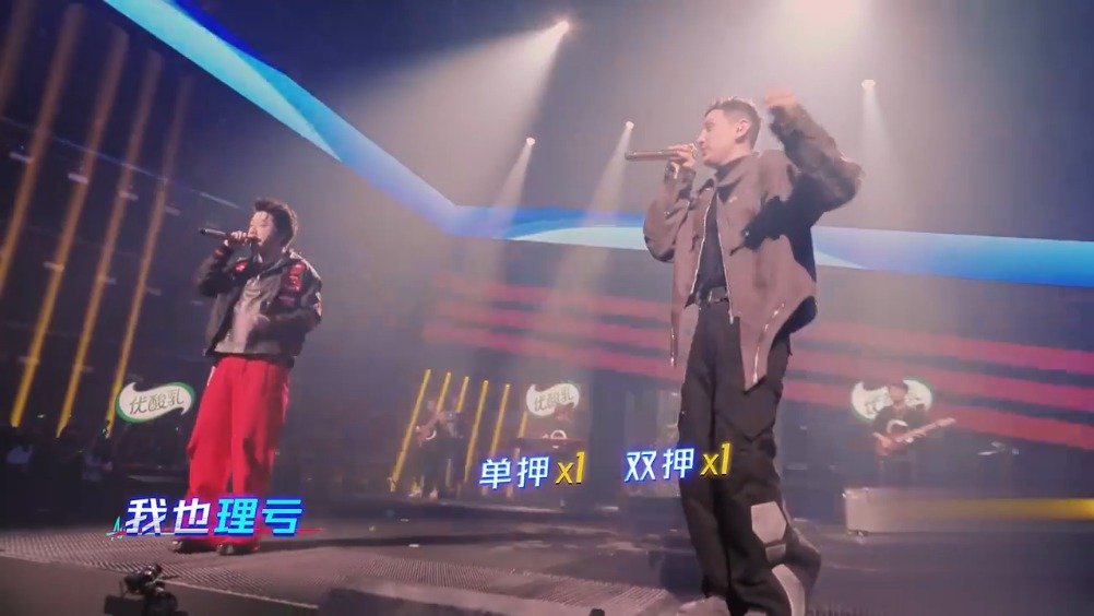 金曲舞台!王以太、艾热《头头是道》!_新浪新闻