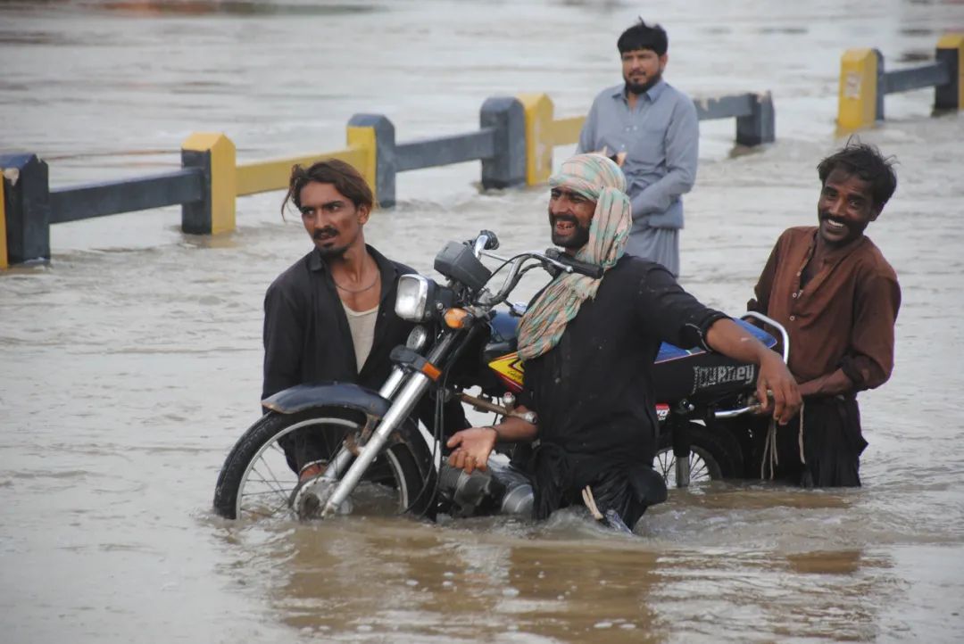 当地时间2022年8月27日，巴基斯坦信德省，当地遭遇洪水袭击。图/IC photo