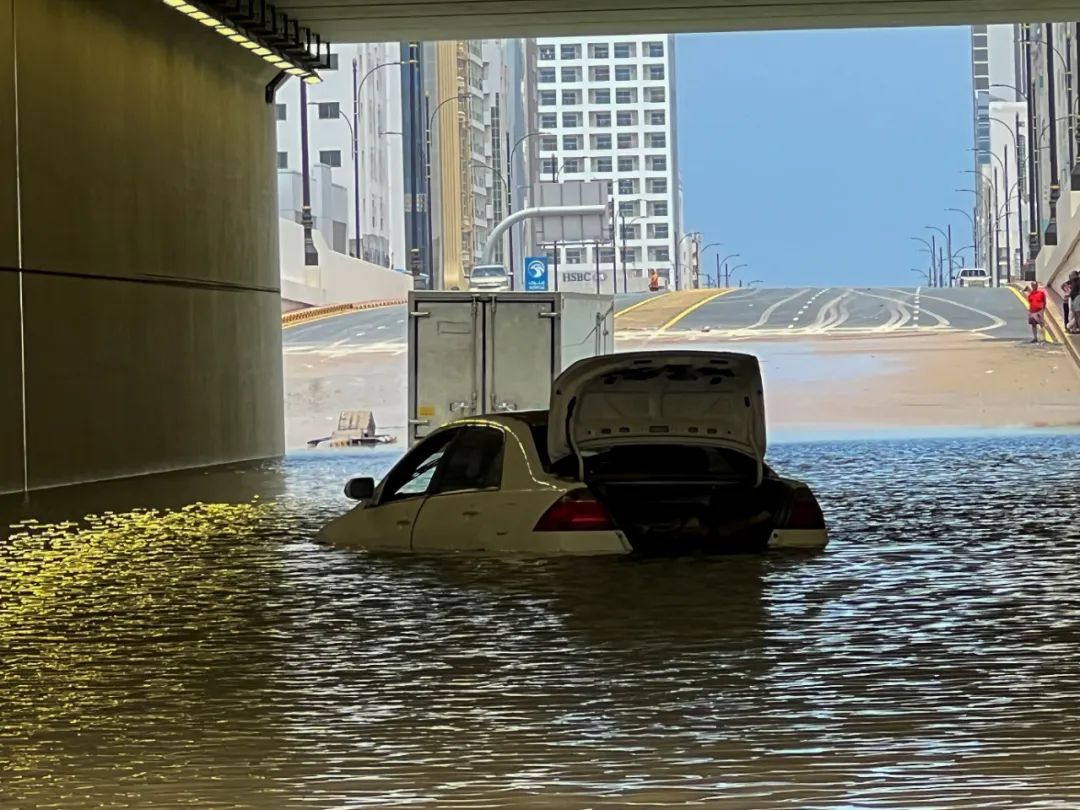 当地时间2022年7月28日，阿联酋富查伊拉酋长国，当地遭遇暴雨，暴雨后形成的洪水淹没了街道。图/IC photo