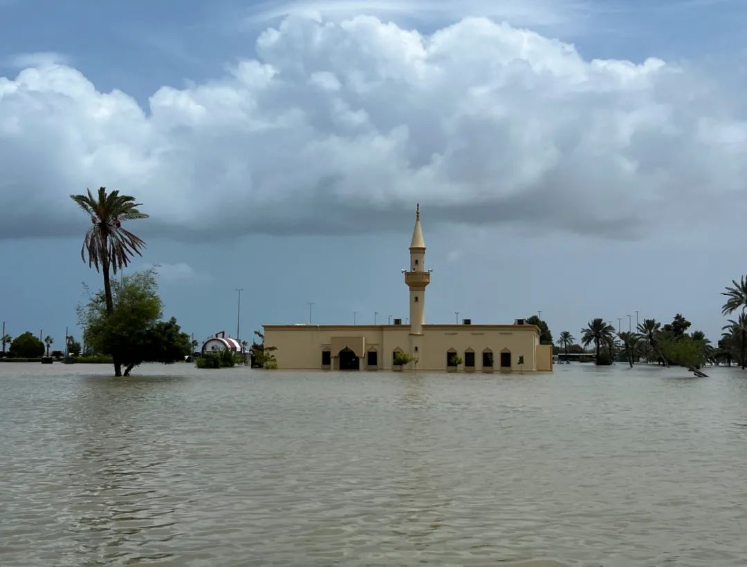 阿联酋经历30年来最大降雨，已致7人死亡，另有3800余人被安置在临时避难所。图/IC photo