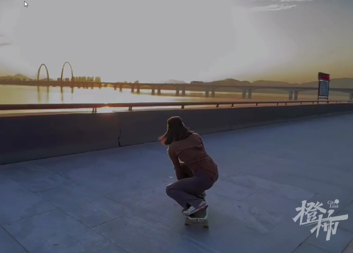 杭州二胎妈妈、40岁大叔这个夏天都迷上了这个时髦的运动!在陆地上“冲浪”耍帅,陆冲为什么是中年人的天选之板?休闲区蓝鸢梦想 - Www.slyday.coM 杭州二胎妈妈、40岁大叔这个夏天都迷上了这个时髦的运动!在陆地上“冲浪”耍帅,陆冲为什么是中年人的天选之板?休闲区蓝鸢梦想 - Www.slyday.coM