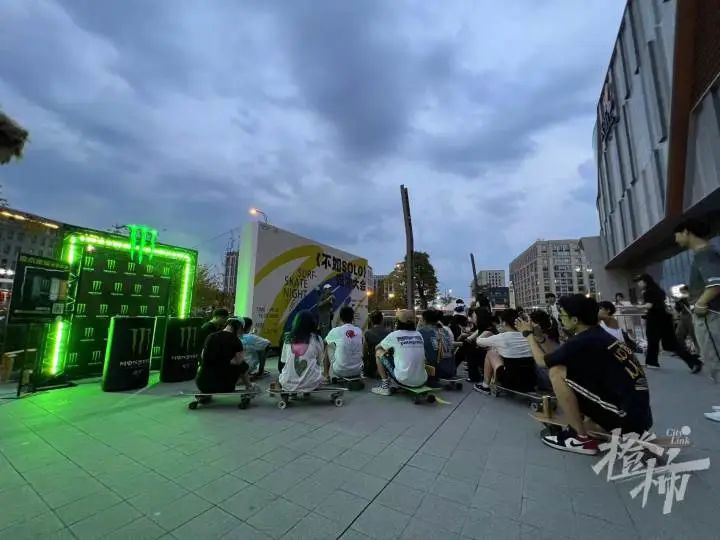 杭州二胎妈妈、40岁大叔这个夏天都迷上了这个时髦的运动!在陆地上“冲浪”耍帅,陆冲为什么是中年人的天选之板?休闲区蓝鸢梦想 - Www.slyday.coM 杭州二胎妈妈、40岁大叔这个夏天都迷上了这个时髦的运动!在陆地上“冲浪”耍帅,陆冲为什么是中年人的天选之板?休闲区蓝鸢梦想 - Www.slyday.coM