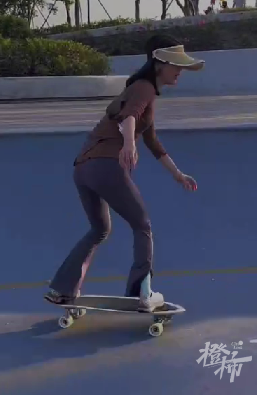 杭州二胎妈妈、40岁大叔这个夏天都迷上了这个时髦的运动!在陆地上“冲浪”耍帅,陆冲为什么是中年人的天选之板?休闲区蓝鸢梦想 - Www.slyday.coM 杭州二胎妈妈、40岁大叔这个夏天都迷上了这个时髦的运动!在陆地上“冲浪”耍帅,陆冲为什么是中年人的天选之板?休闲区蓝鸢梦想 - Www.slyday.coM