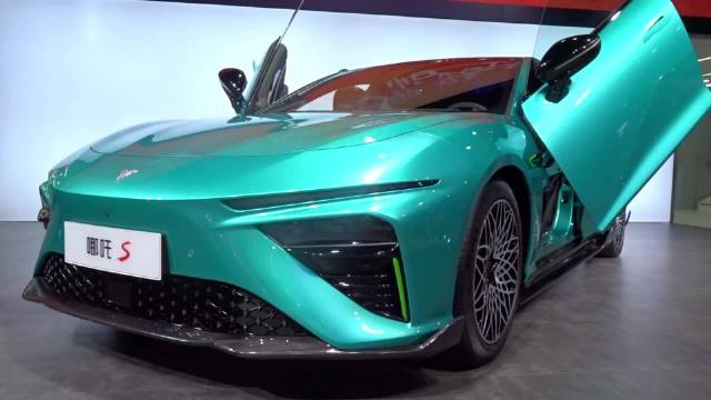 在2022成都国际车展，哪吒汽车举办品牌发布会，发布品牌态度：勇者不孤……